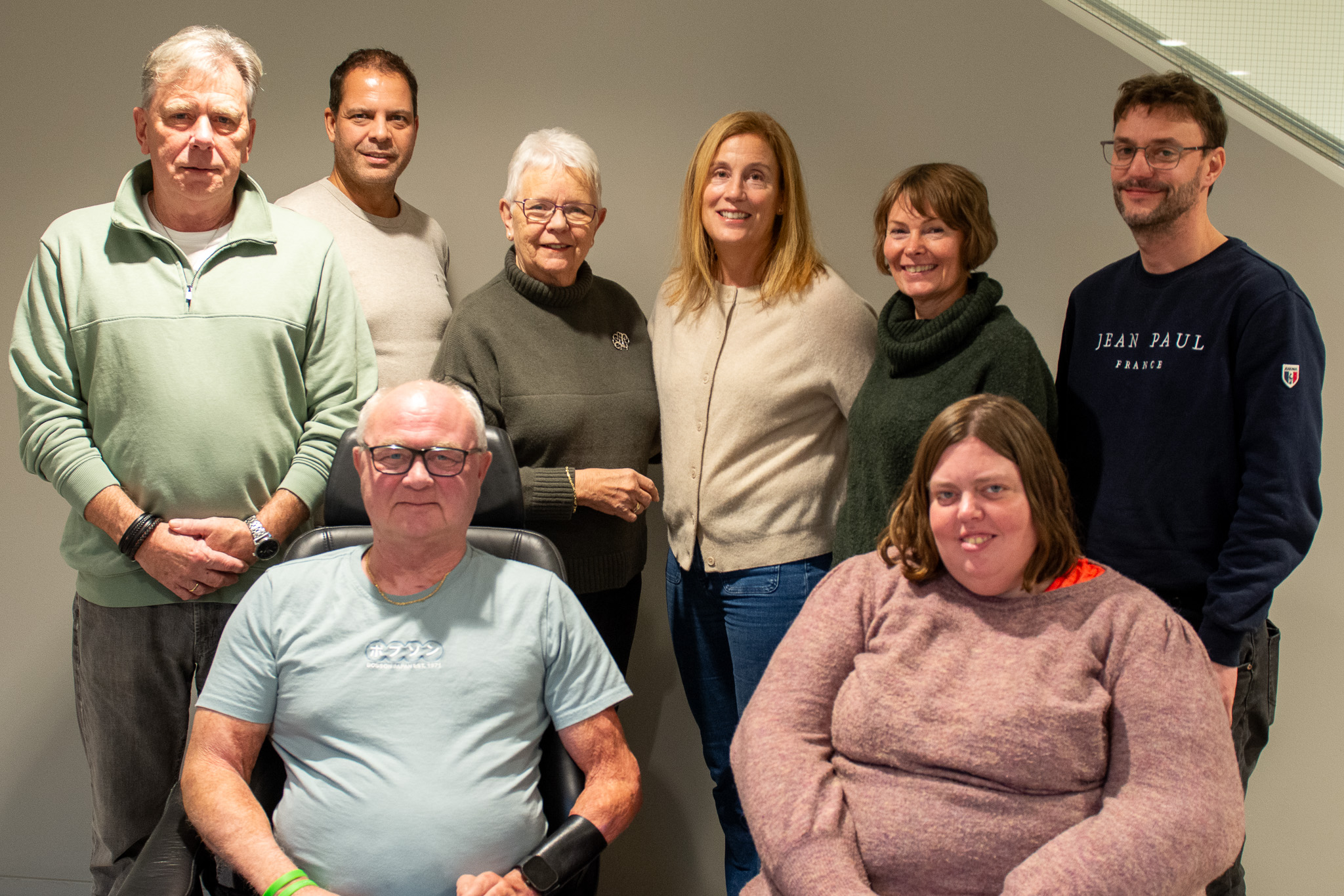 En gruppe mennesker som poserer for et bilde