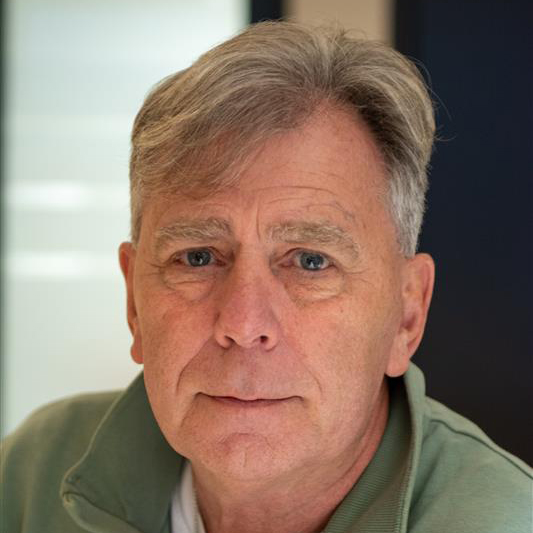 En mann med grått hår