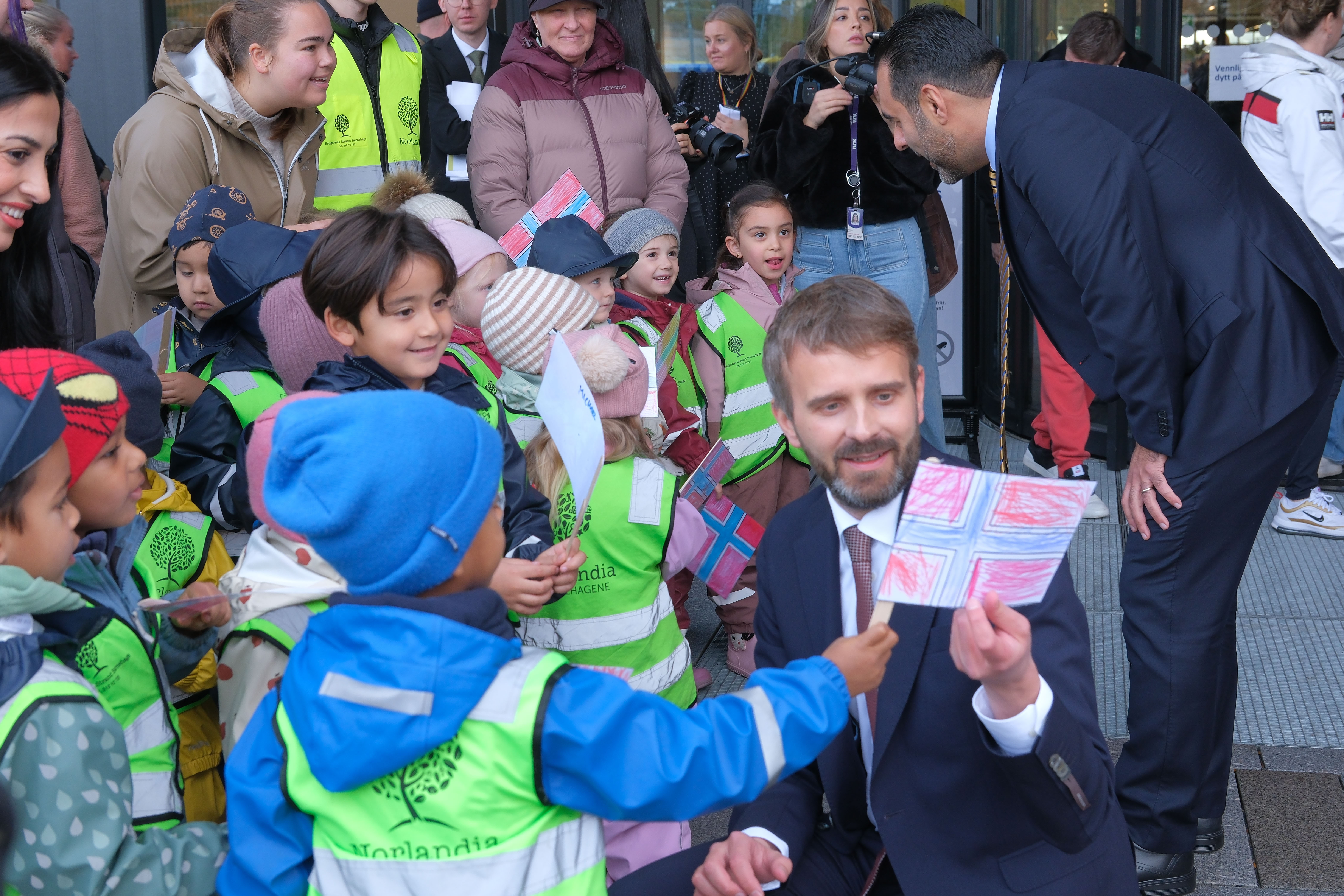 En gruppe mennesker i klær