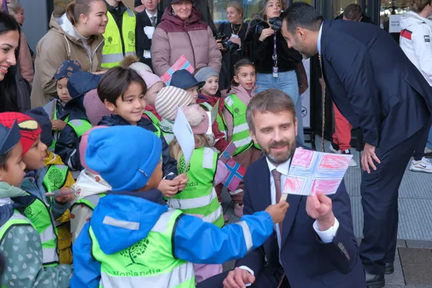En gruppe mennesker i klær