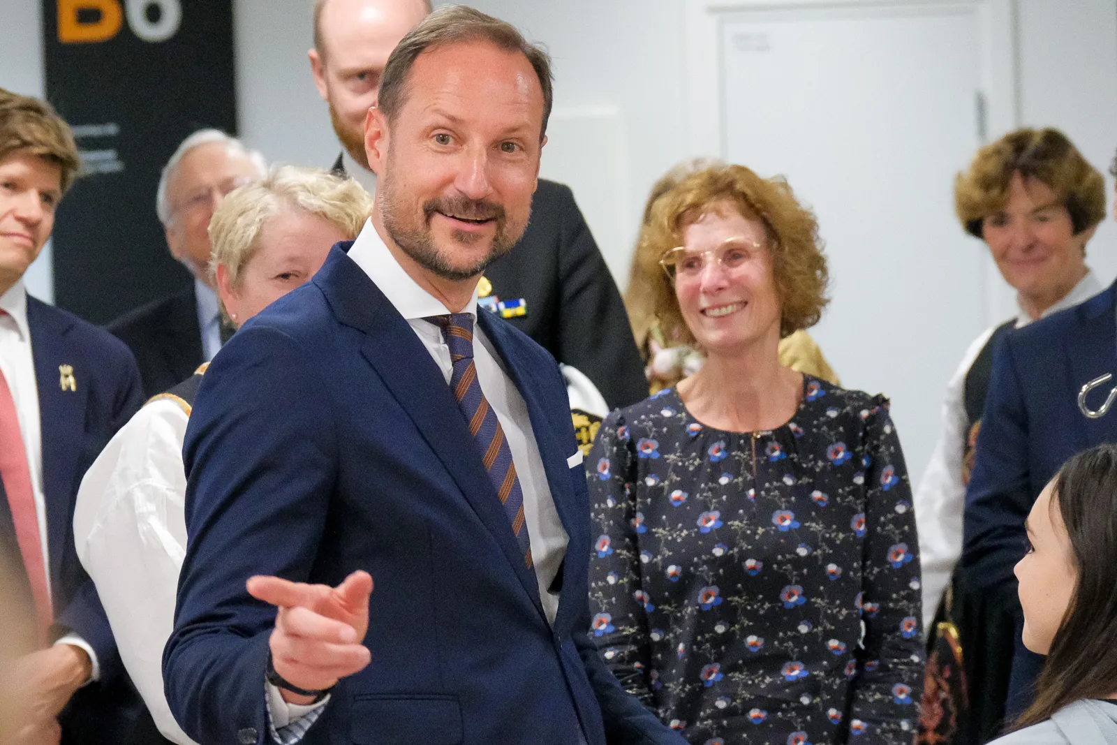 En mann og en kvinne som smiler