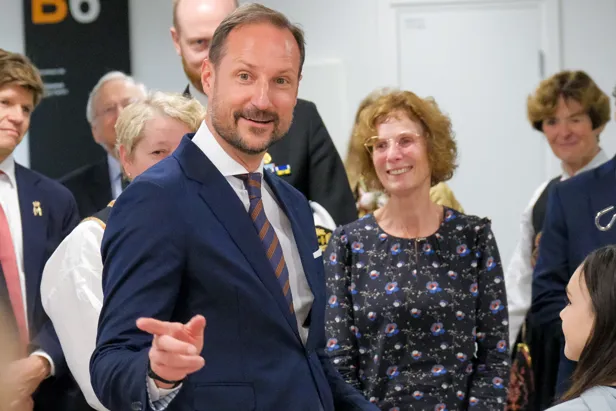 En mann og en kvinne som smiler