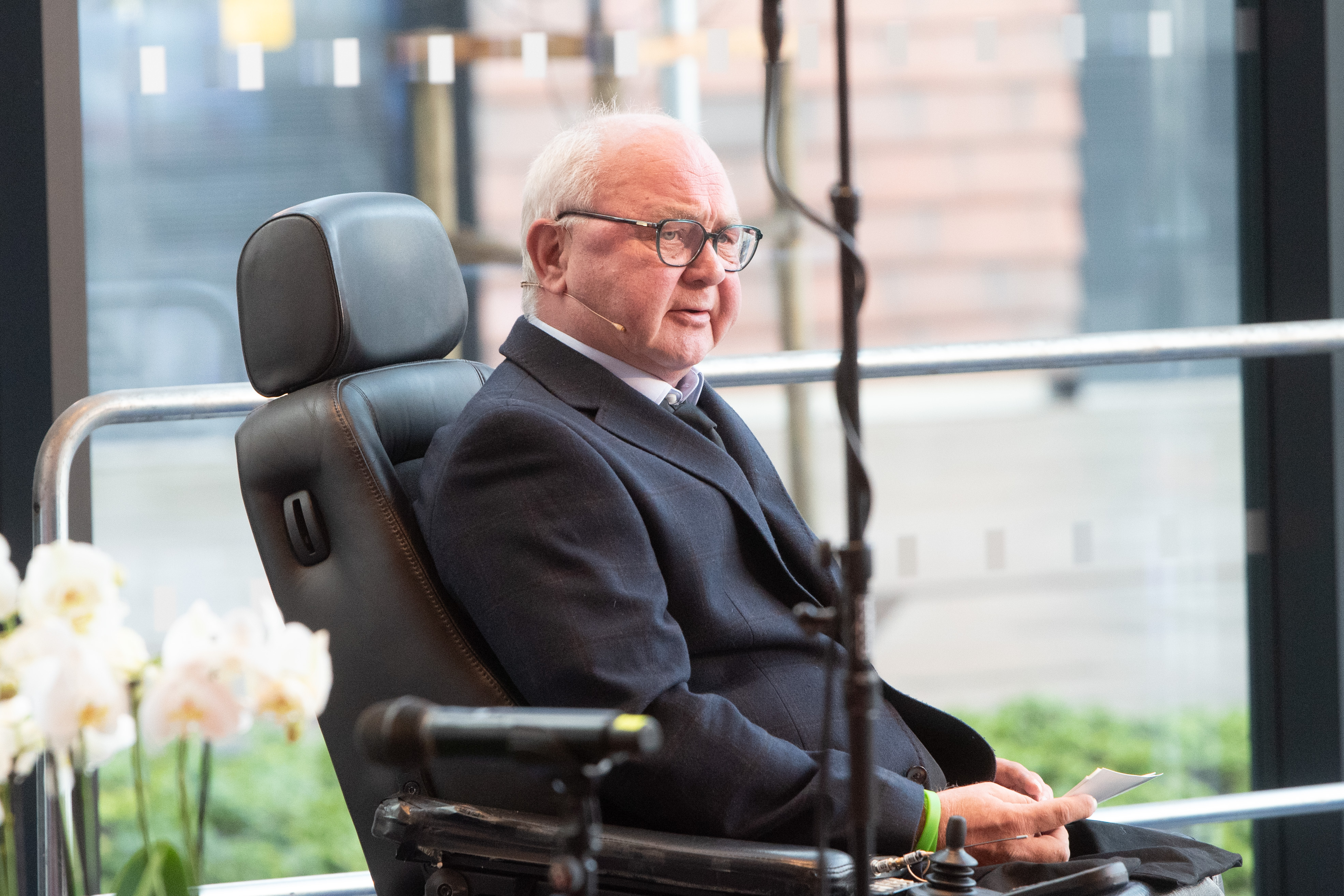 En mann som sitter i en stol