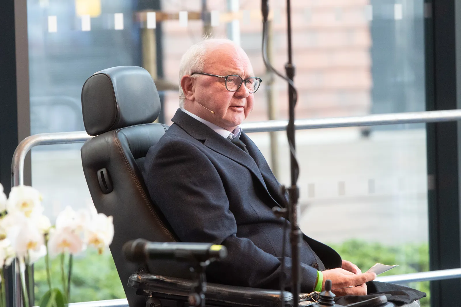 En mann som sitter i en stol