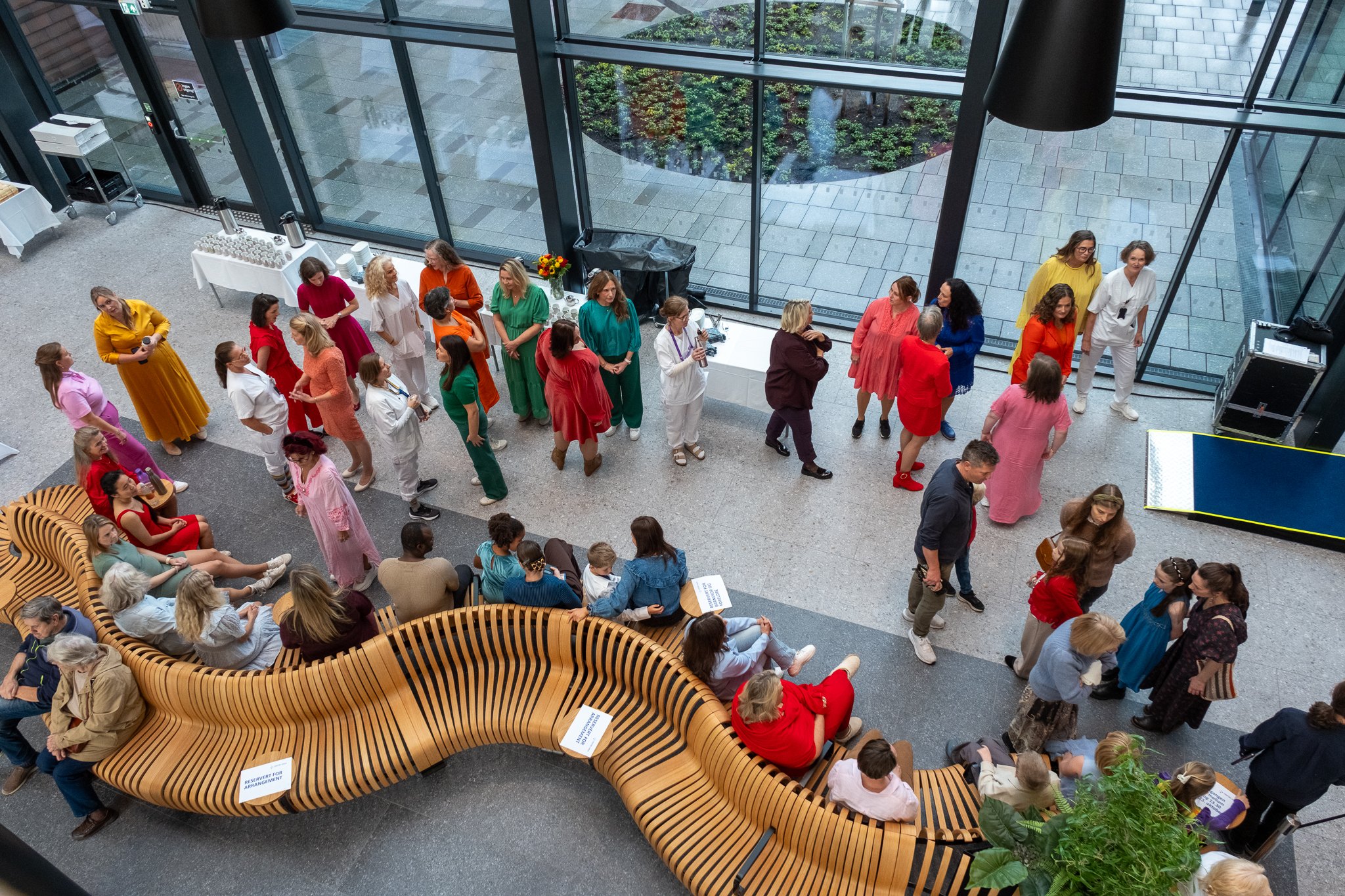 En gruppe personer i et rom