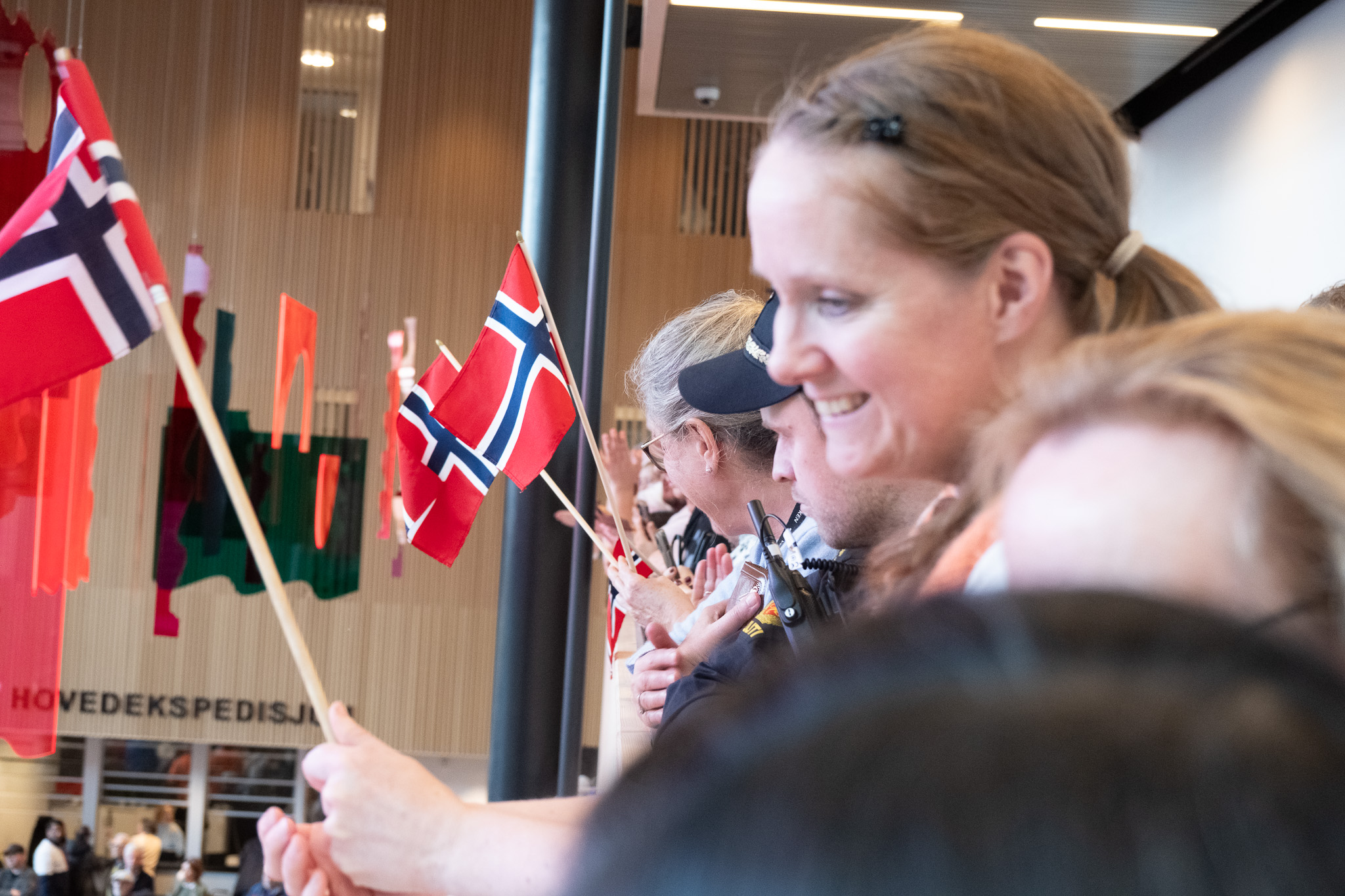 En person som holder et flagg