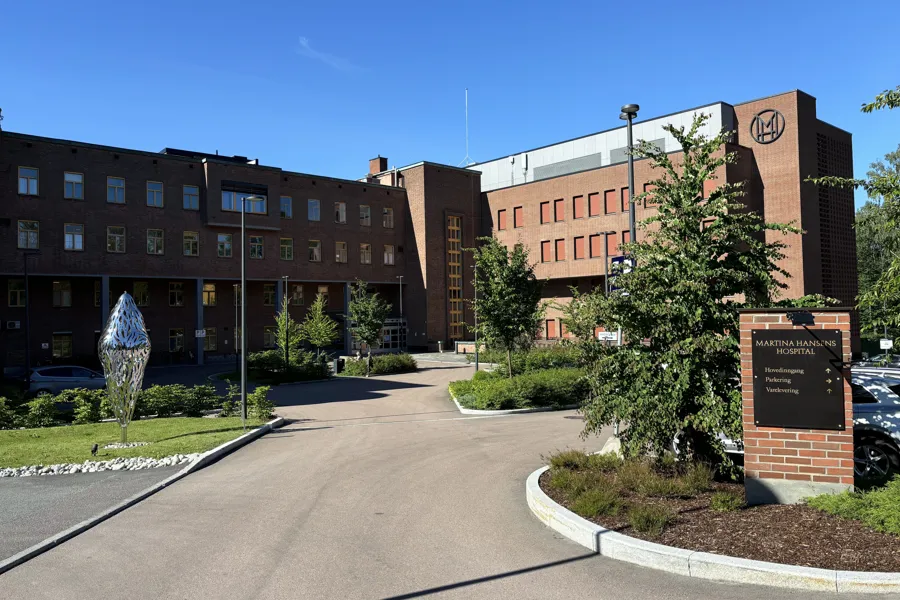 Gårdsplassen og hospitalbygget til Martina Hansens Hospital sett fra innkjøringen til hospitalet
