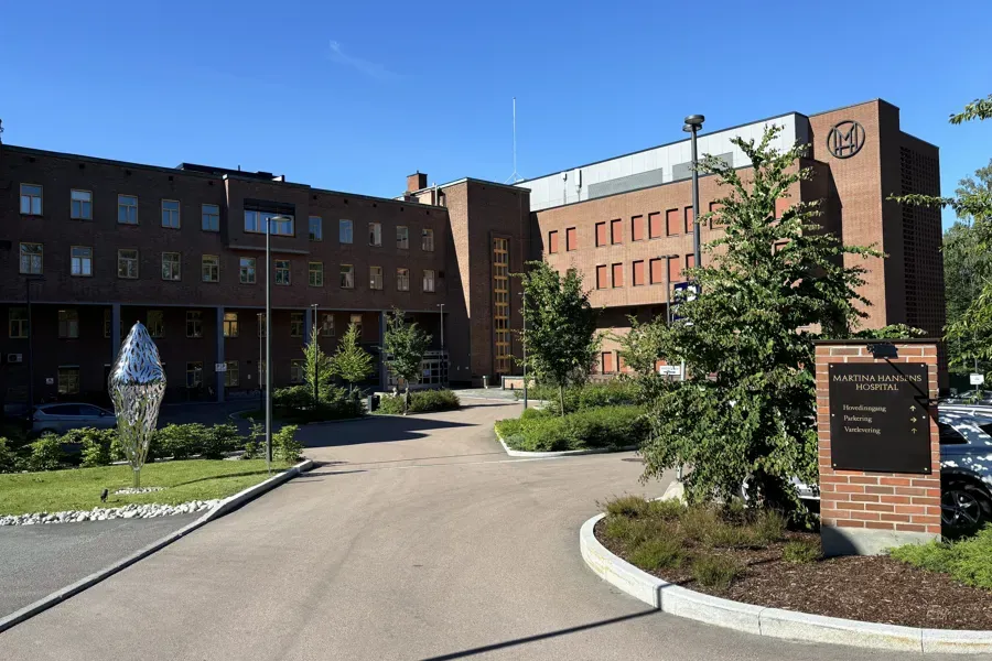 Gårdsplassen og hospitalbygget til Martina Hansens Hospital sett fra innkjøringen til hospitalet