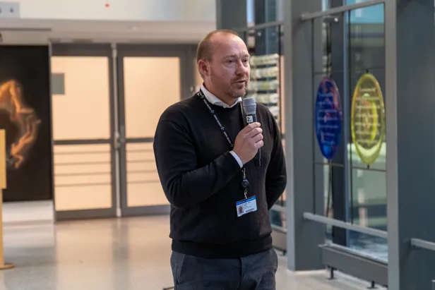 En mann som snakker inn i en mikrofon