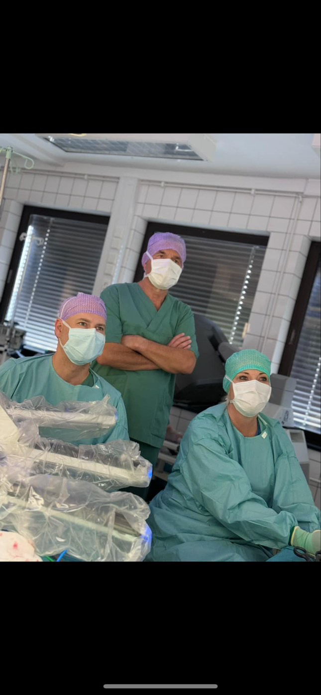 En gruppe kirurger i et rom