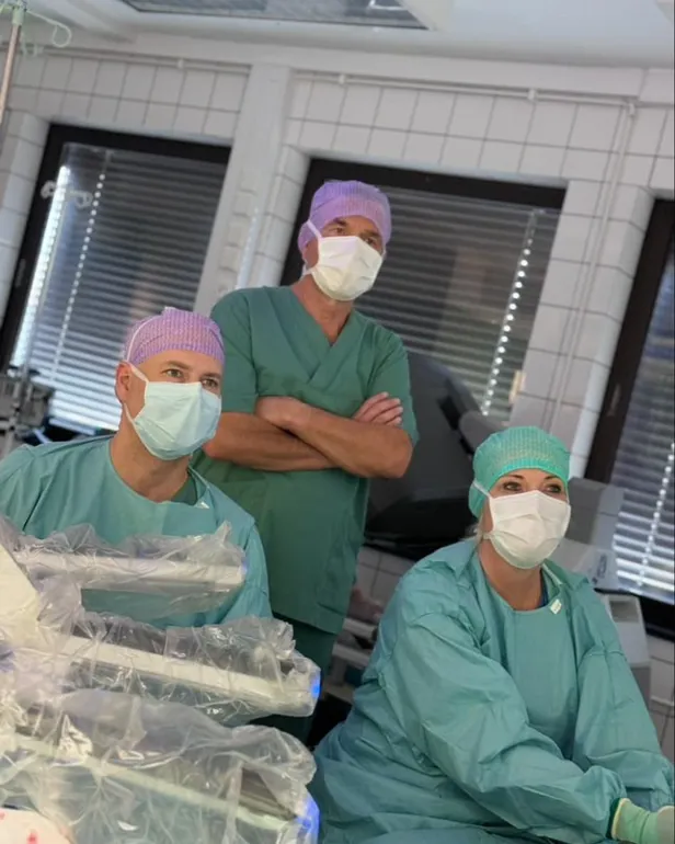 En gruppe kirurger i et rom