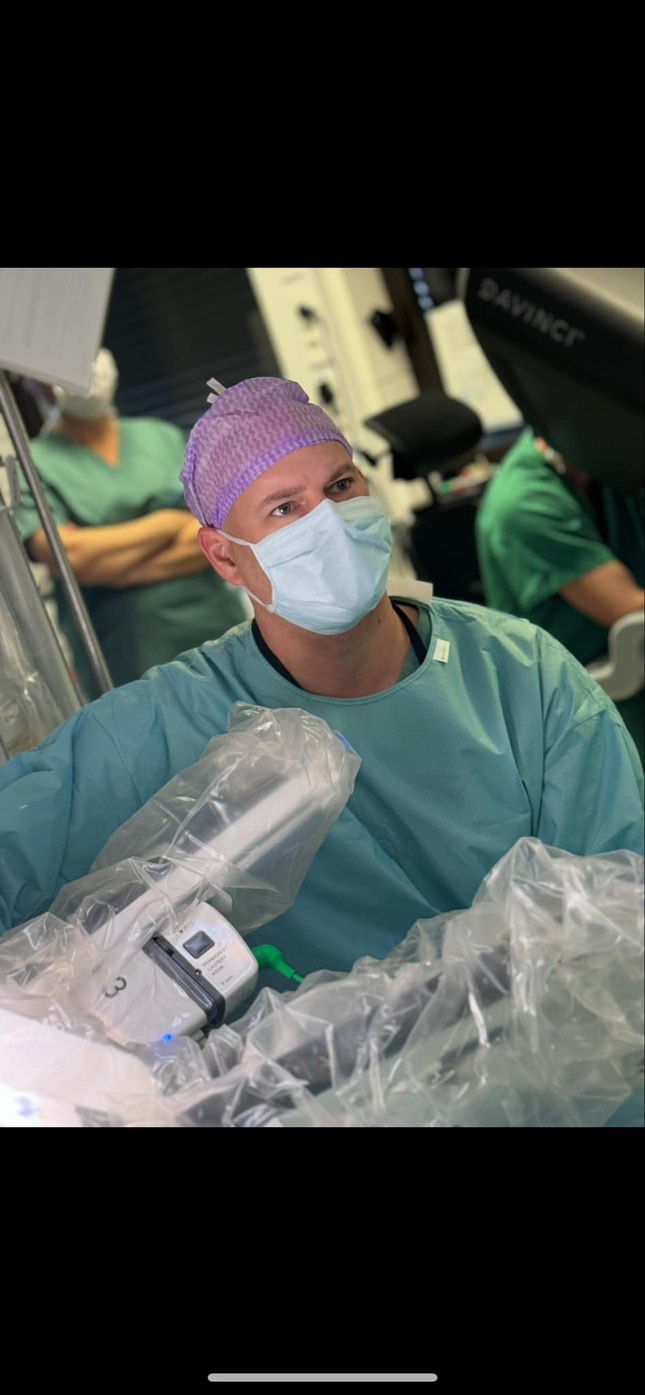 En person i kirurgisk skrubb