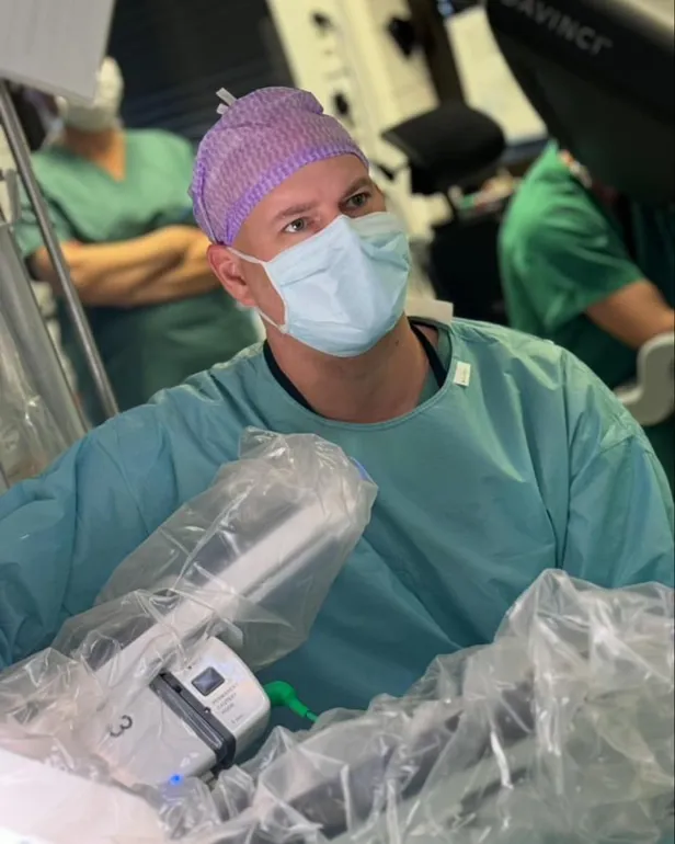 En person i kirurgisk skrubb