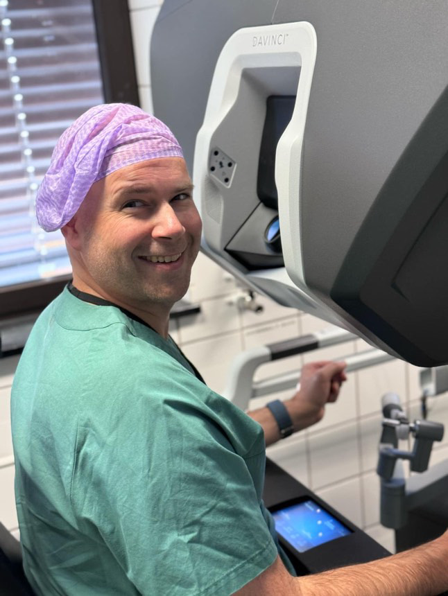 En mann i grønn skjorte