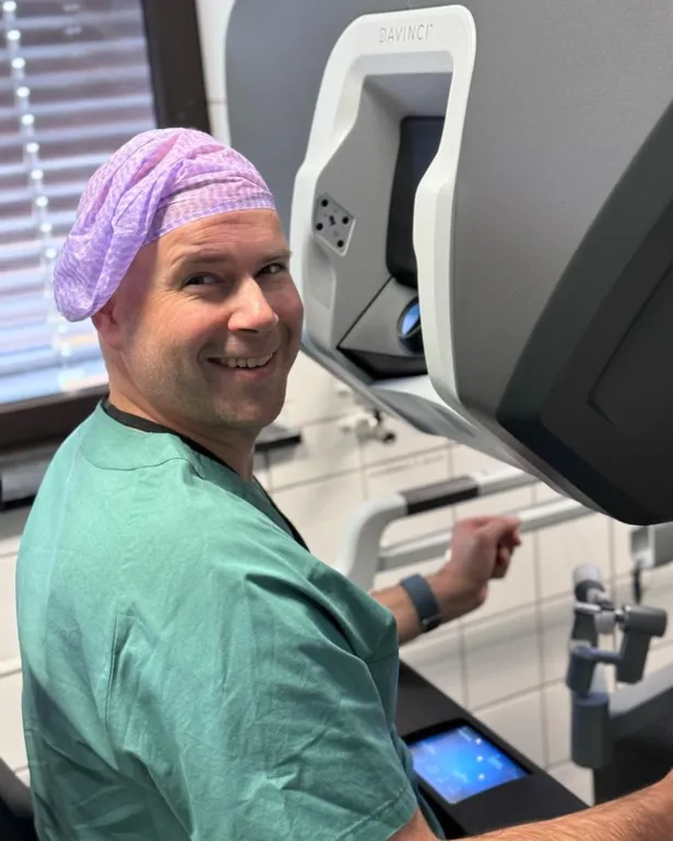 En mann i grønn skjorte