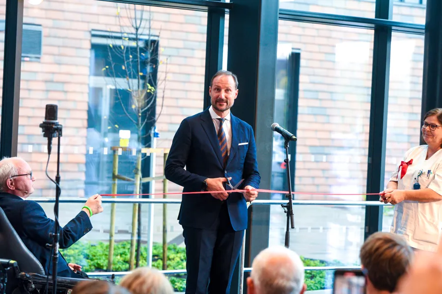 En person som står foran en mikrofon