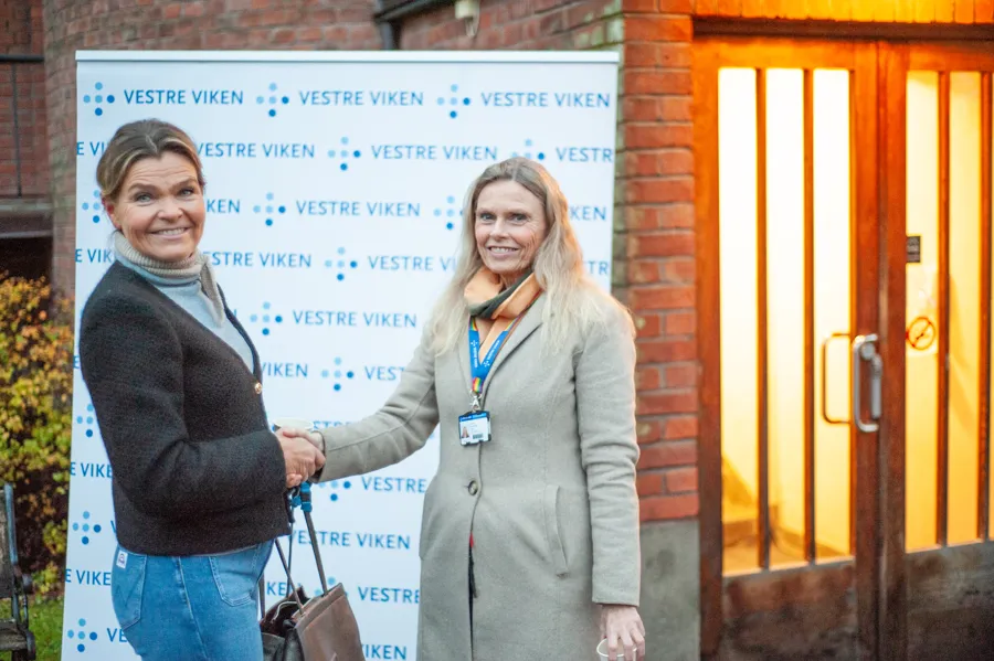 Avdelingssykepleier Marianne Grasdalen Gultvedt og administrerende direktør i Vestre Viken HF, Lisbeth Sommervoll.