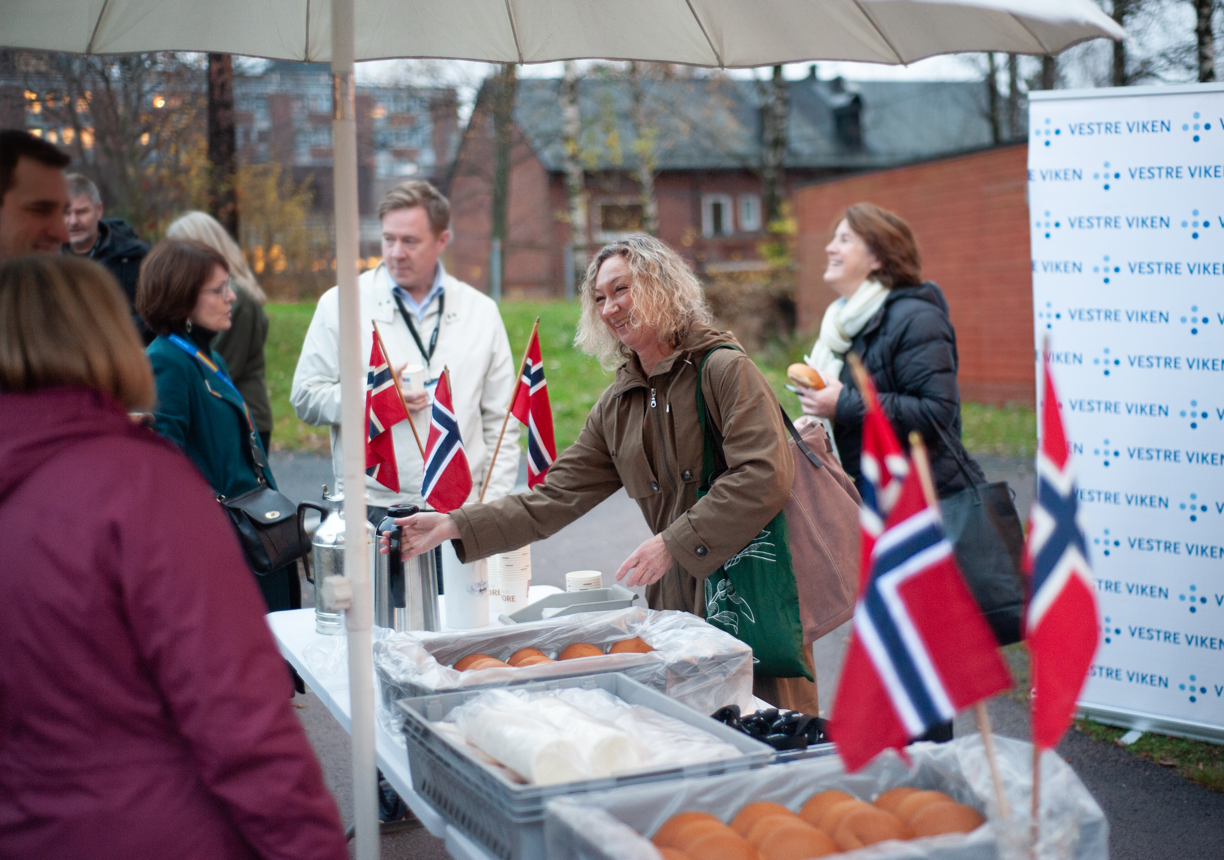Sykepleier Guri Tomren får en hyggelig start på dagen.
