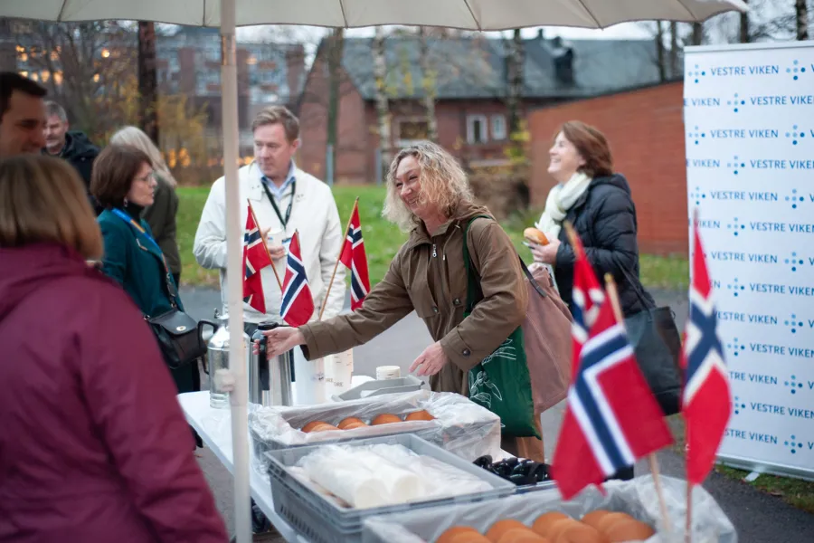 Sykepleier Guri Tomren får en hyggelig start på dagen.
