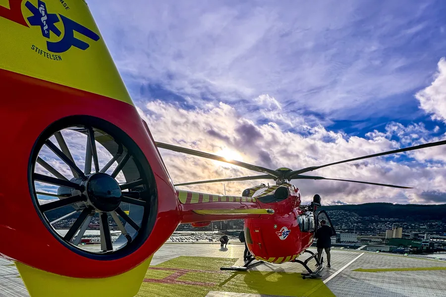 Et helikopter med en person stående ved siden av