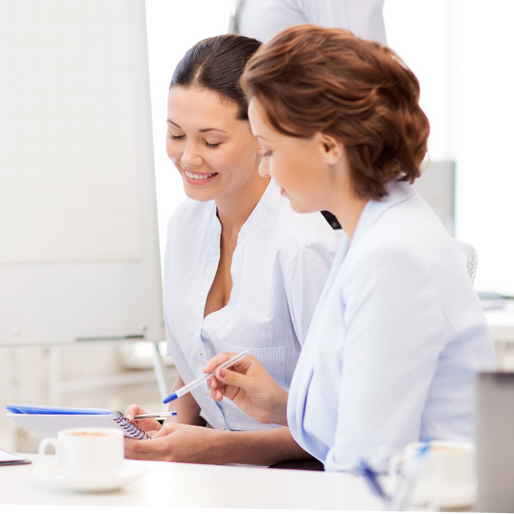 Personer idémyldrer ved whiteboard.