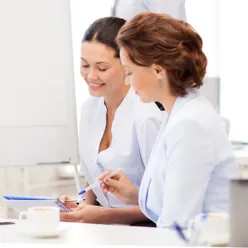 Personer idémyldrer ved whiteboard.