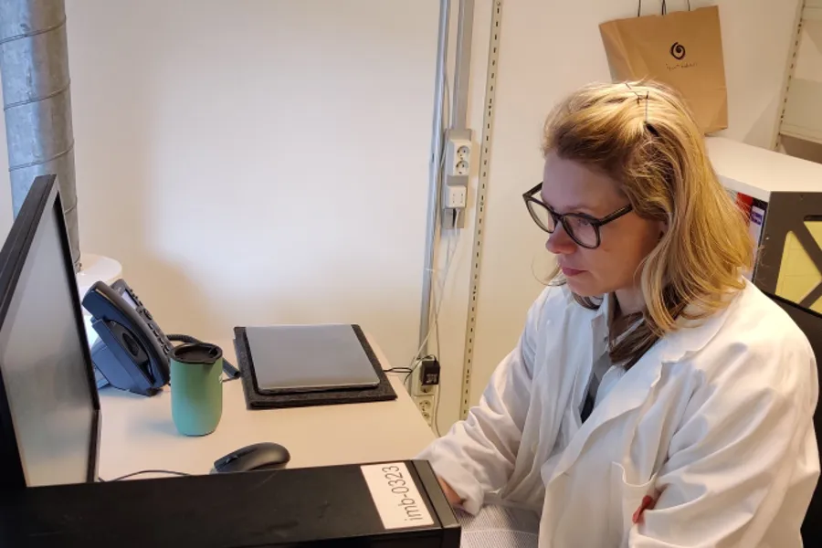 En kvinne i hvit frakk