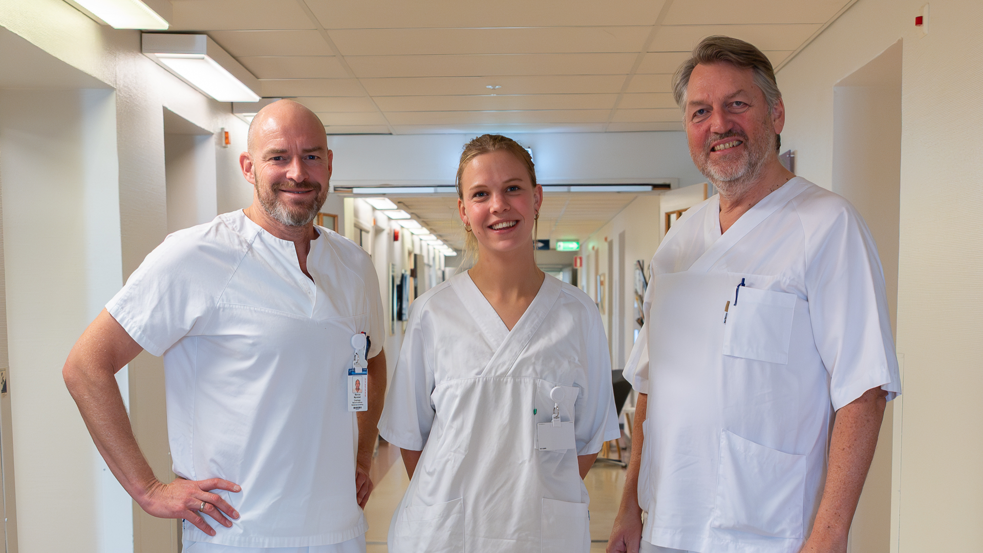 En gruppe mennesker iført hvite skjorter