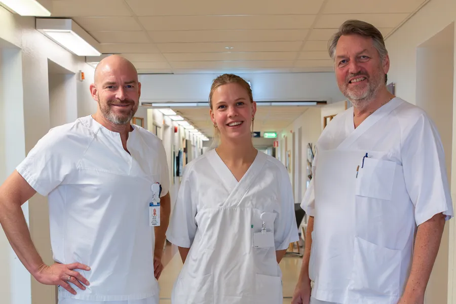 En gruppe mennesker iført hvite skjorter