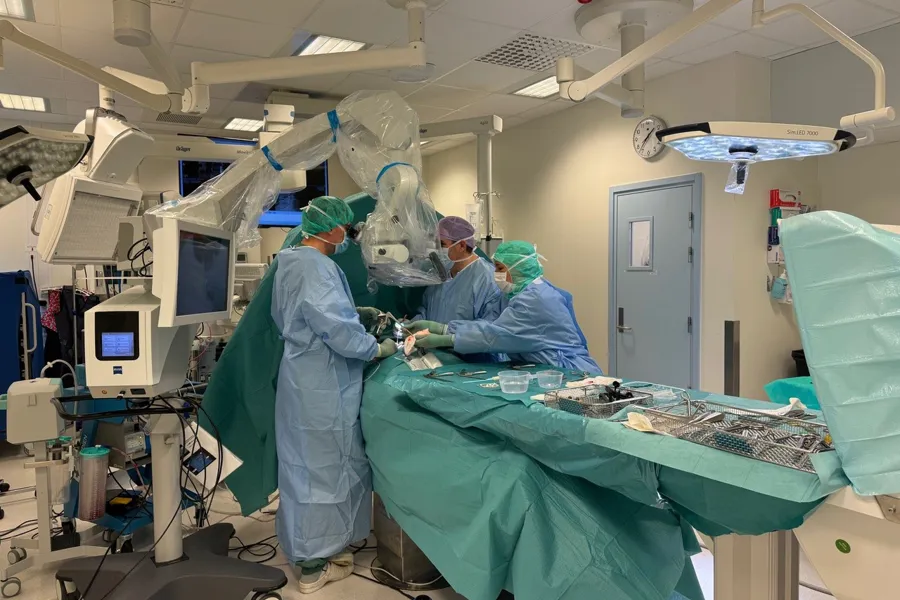 En gruppe kirurger som utfører kirurgi