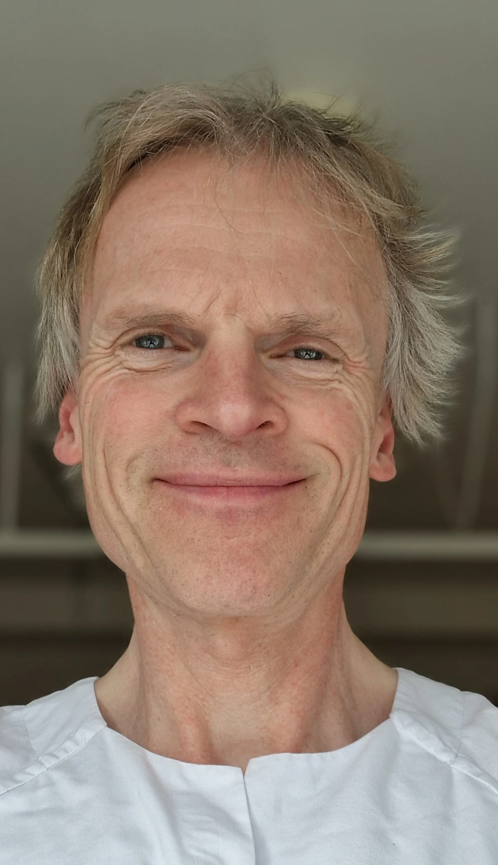 En mann med blondt hår