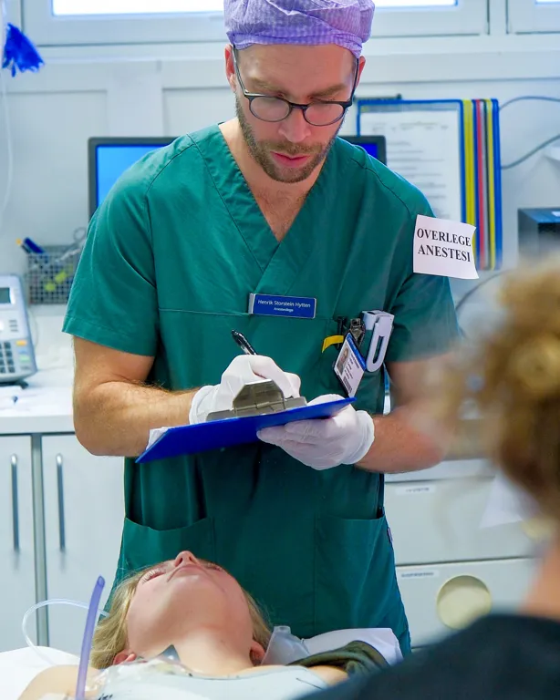 En mann i grønn skjorte