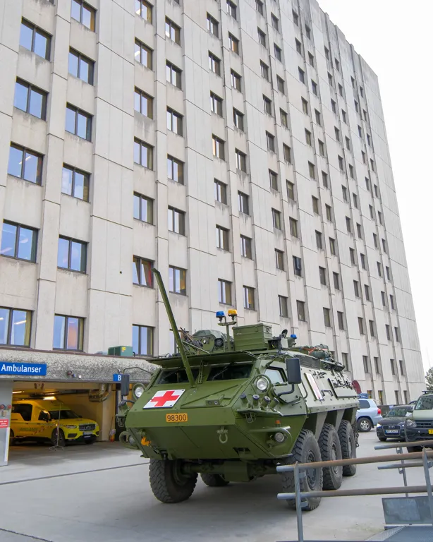 Et militært kjøretøy parkert foran en bygning