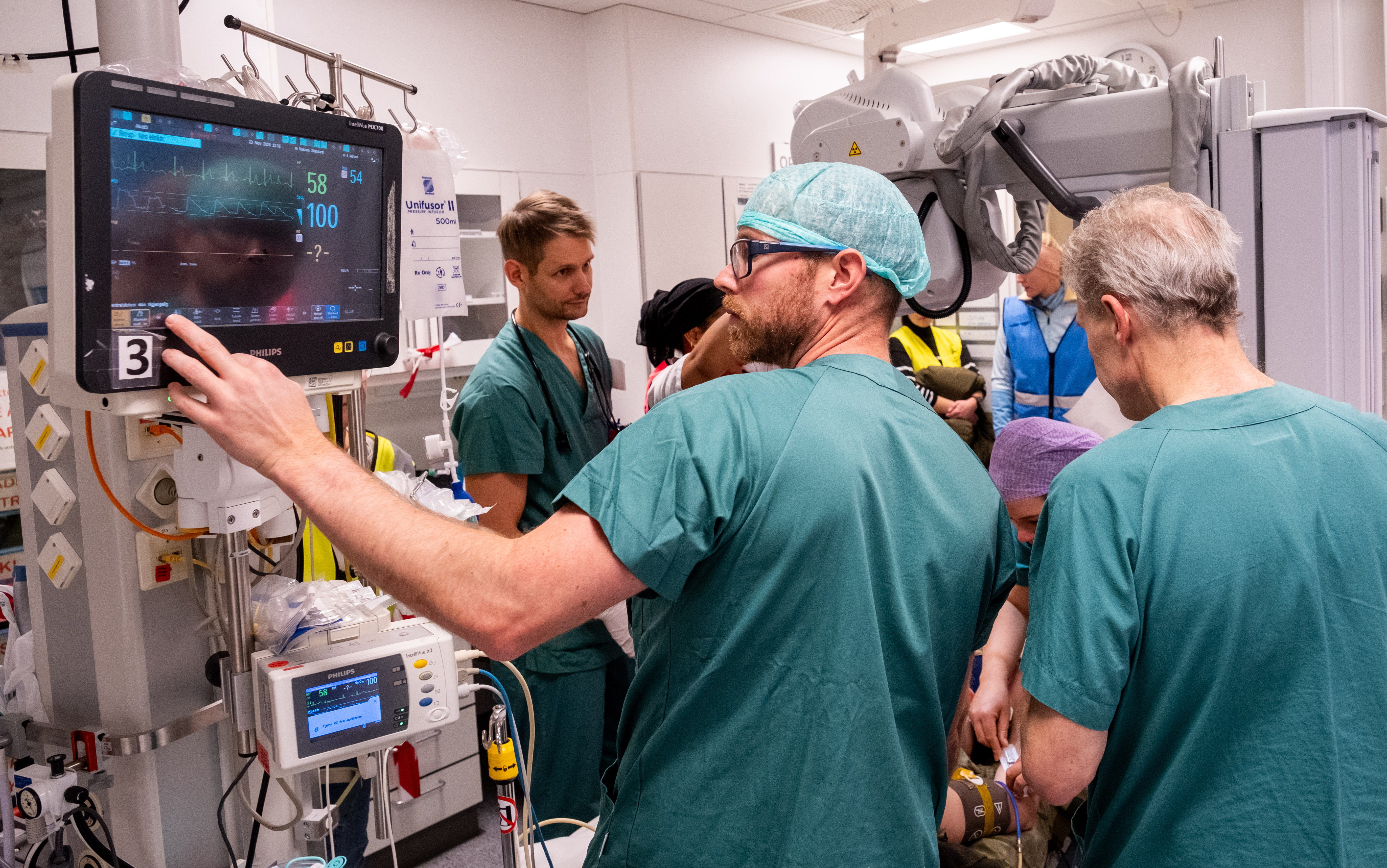 Ansatte i aksjon under beredskapsøvelse ved Drammen sykehus