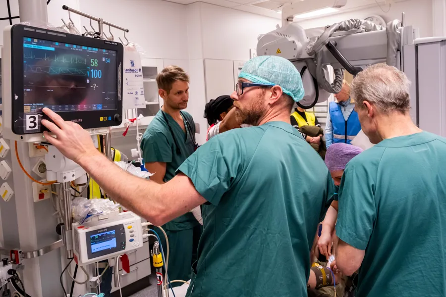 Ansatte i aksjon under beredskapsøvelse ved Drammen sykehus