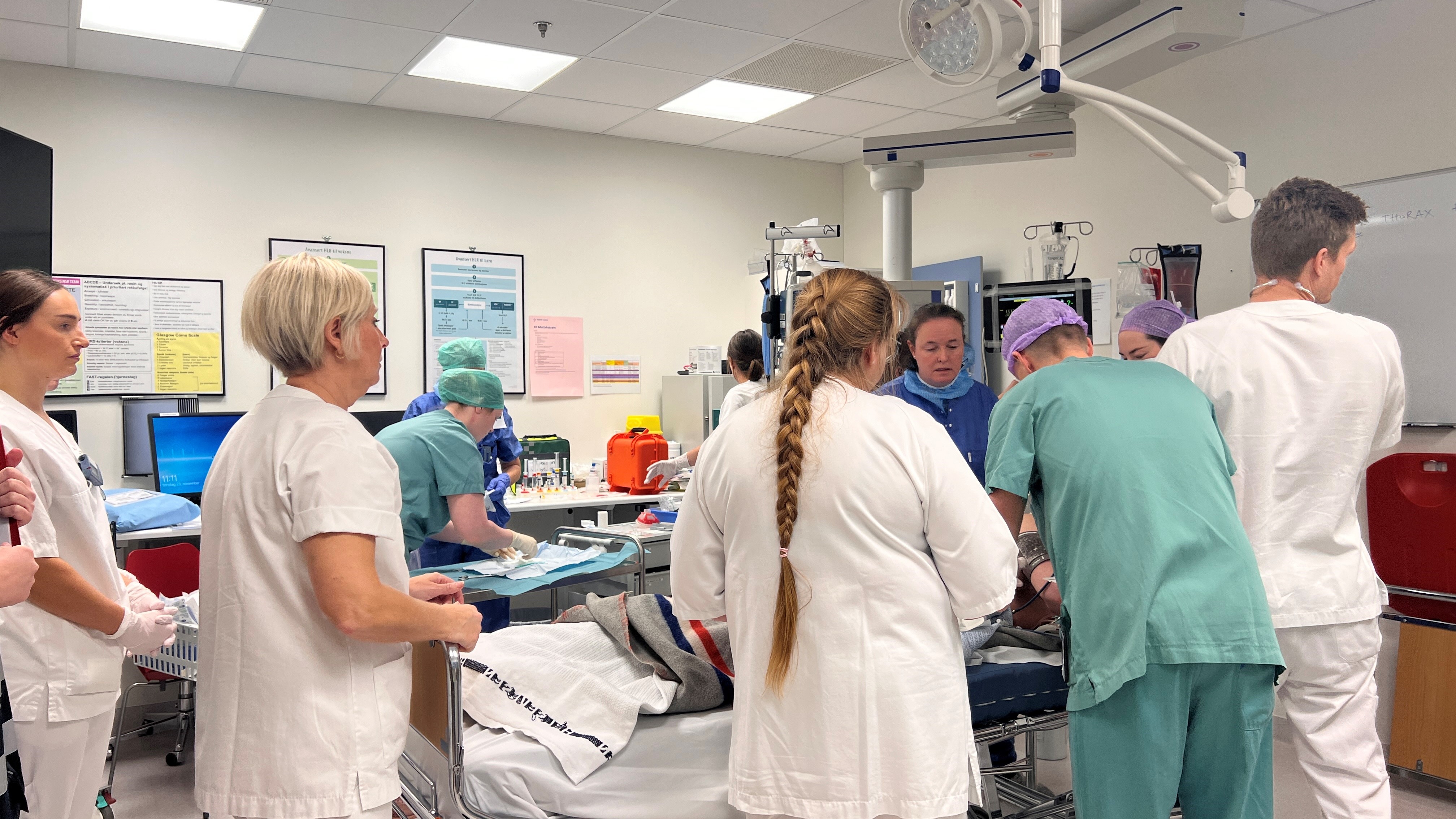 Ansatte i aksjon under beredskapsøvelse ved Kongsberg sykehus