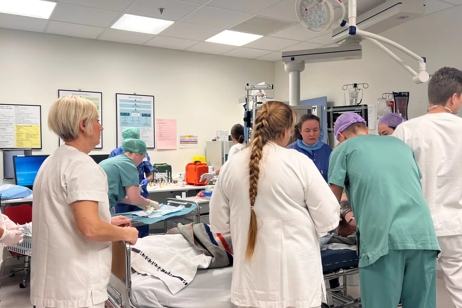 Ansatte i aksjon under beredskapsøvelse ved Kongsberg sykehus