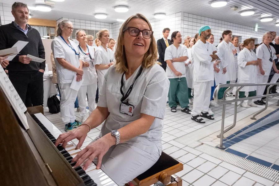 En gruppe mennesker i hvite laboratoriefrakker