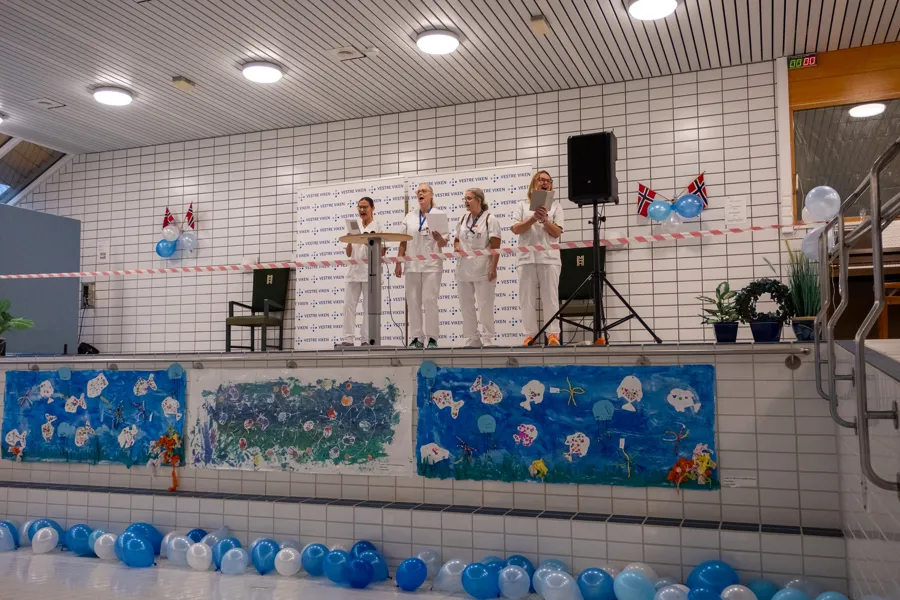 En gruppe kvinner som opptrer på en scene