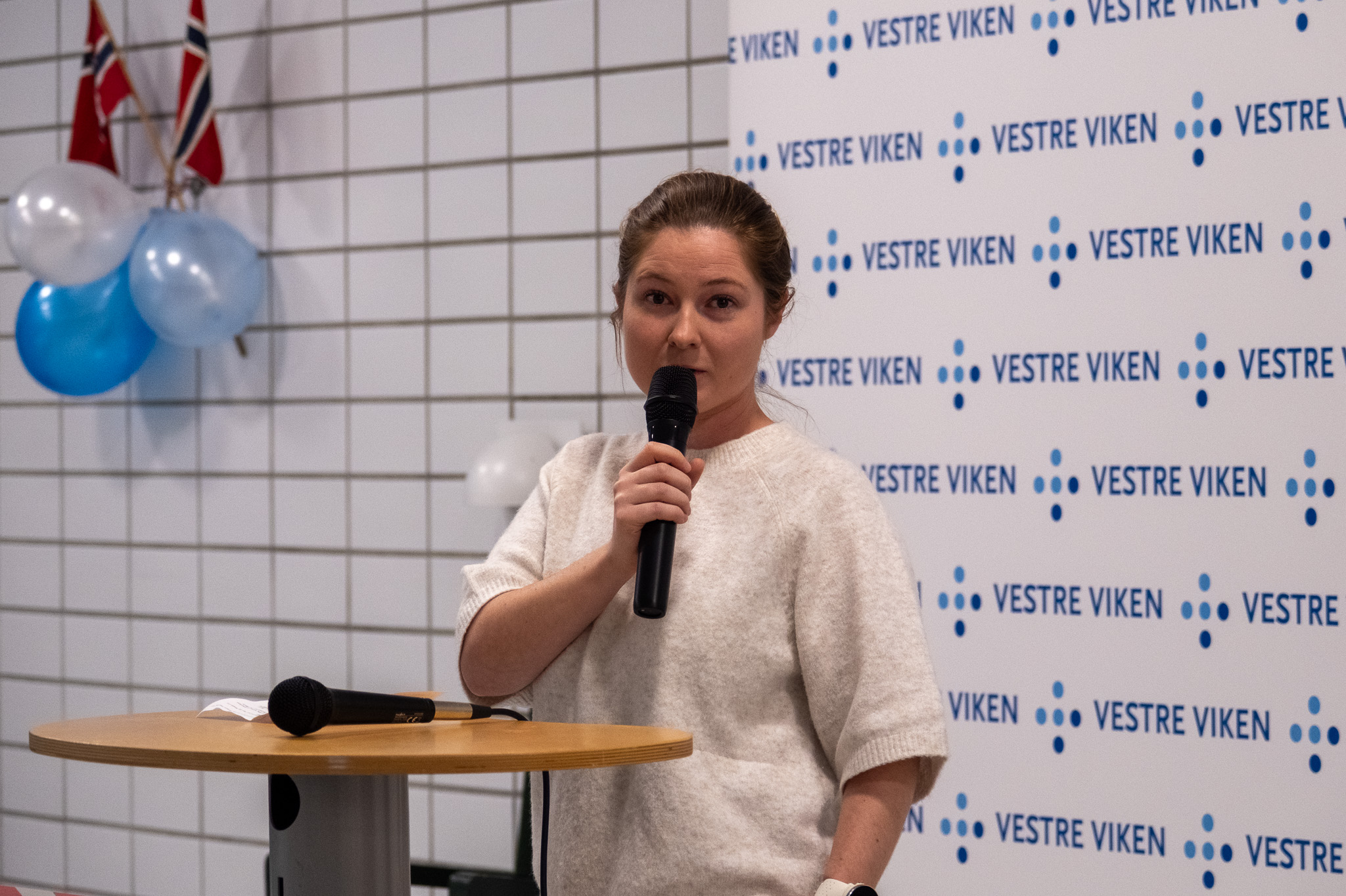 En person som holder en mikrofon