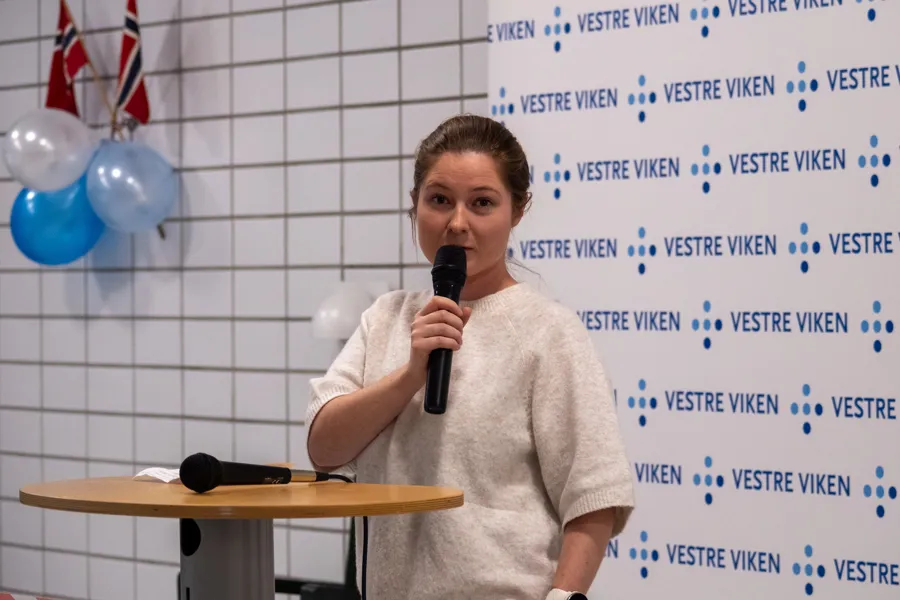 En person som holder en mikrofon