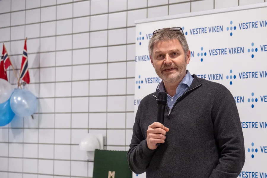 En mann som snakker inn i en mikrofon