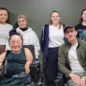 En gruppe kvinner som poserer for et bilde