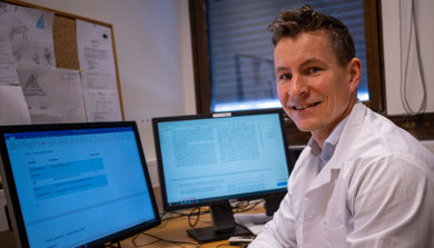 En mann som sitter ved et skrivebord