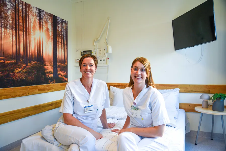 Et par kvinner som sitter på en sofa