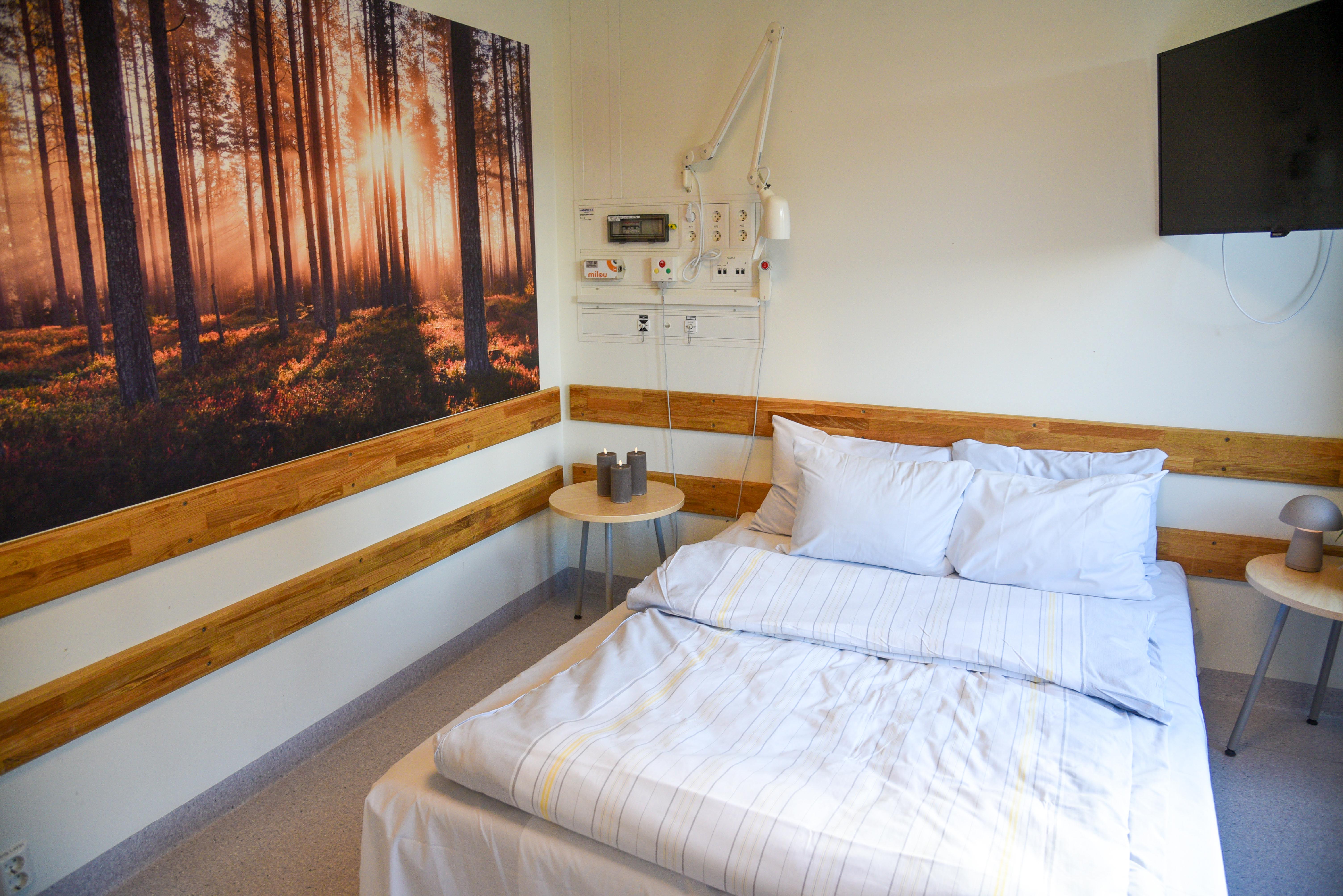 En seng med hvitt sengeteppe