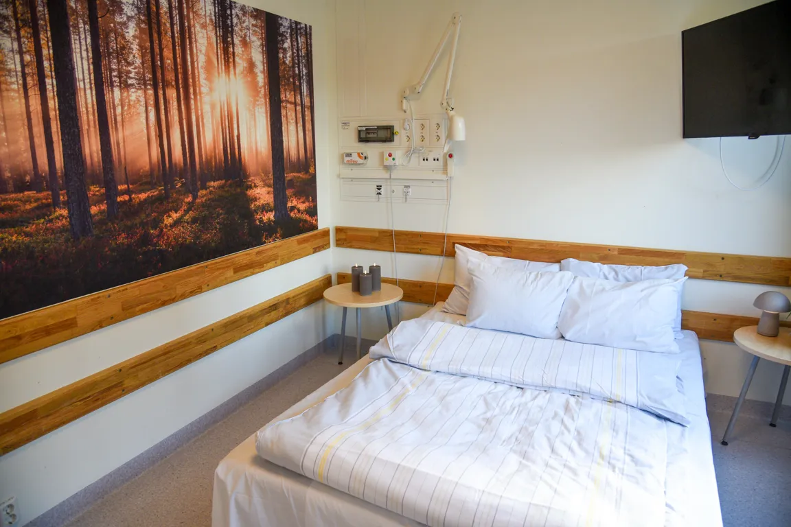 En seng med hvitt sengeteppe