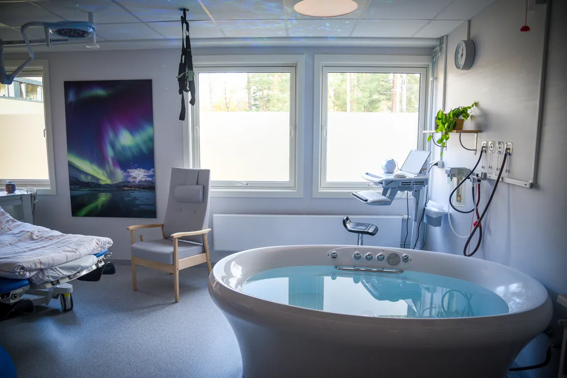 Et stort badekar i et rom