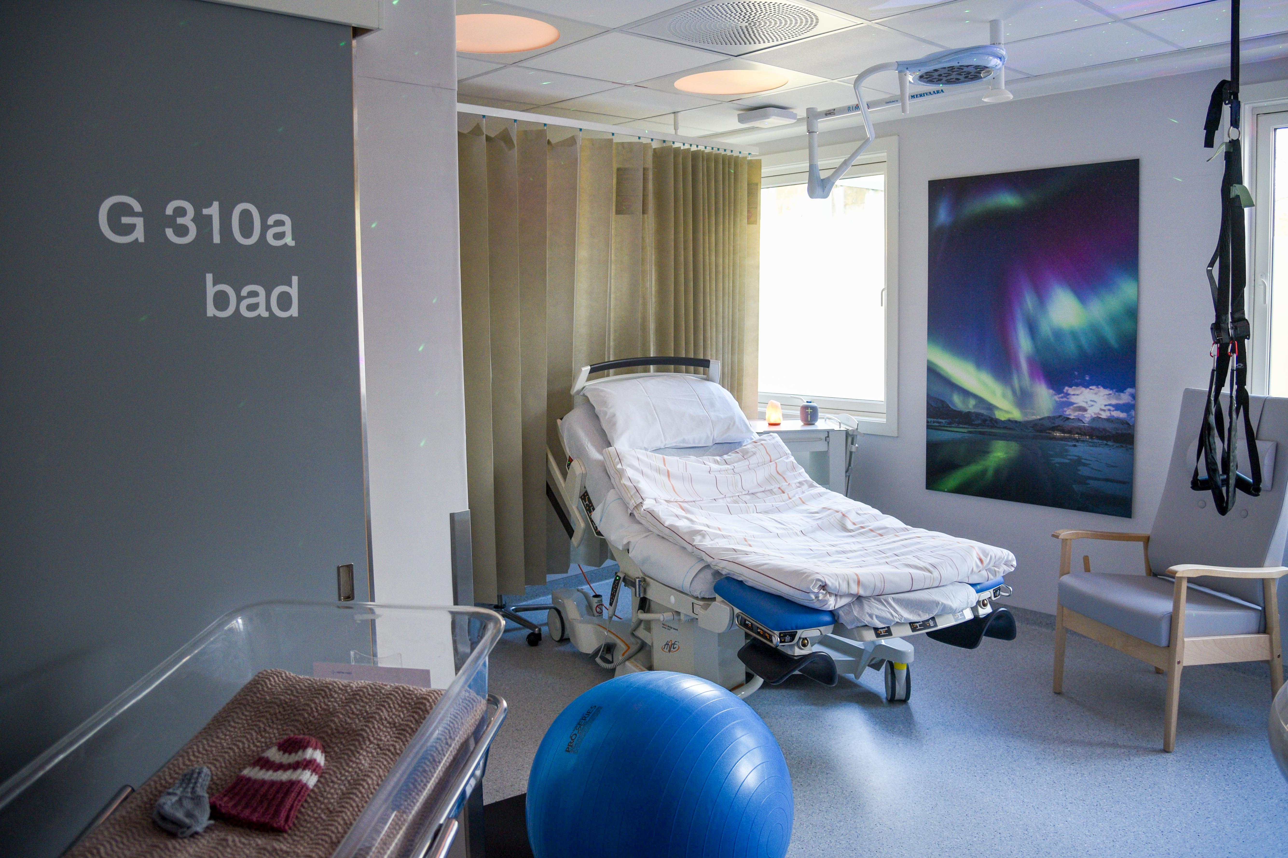Et sykehusrom med en seng og en blå ball