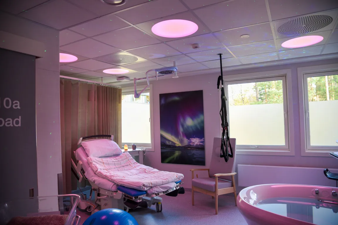 Et soverom med TV og badekar